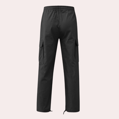Schwarze Cargo-Hose, elastischer Bund, Seitentaschen, Herrenmode, Freizeitkleidung.