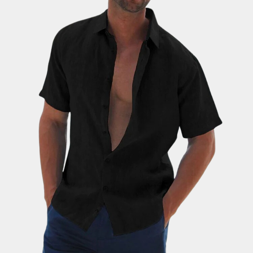 Schwarzes Herrenhemd aus Leinen, kurzärmelig, offen getragen, lässiger Stil.