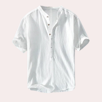 Weiße Herren-Leinenhemd, kurzärmelig, Stehkragen, Knopfleiste, Sommermode.