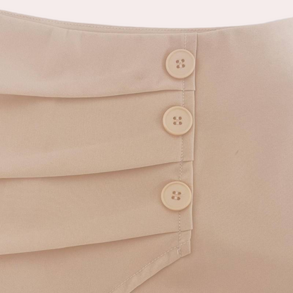 Asymmetrische Damen-Shorts mit Zierknöpfen – Nerina