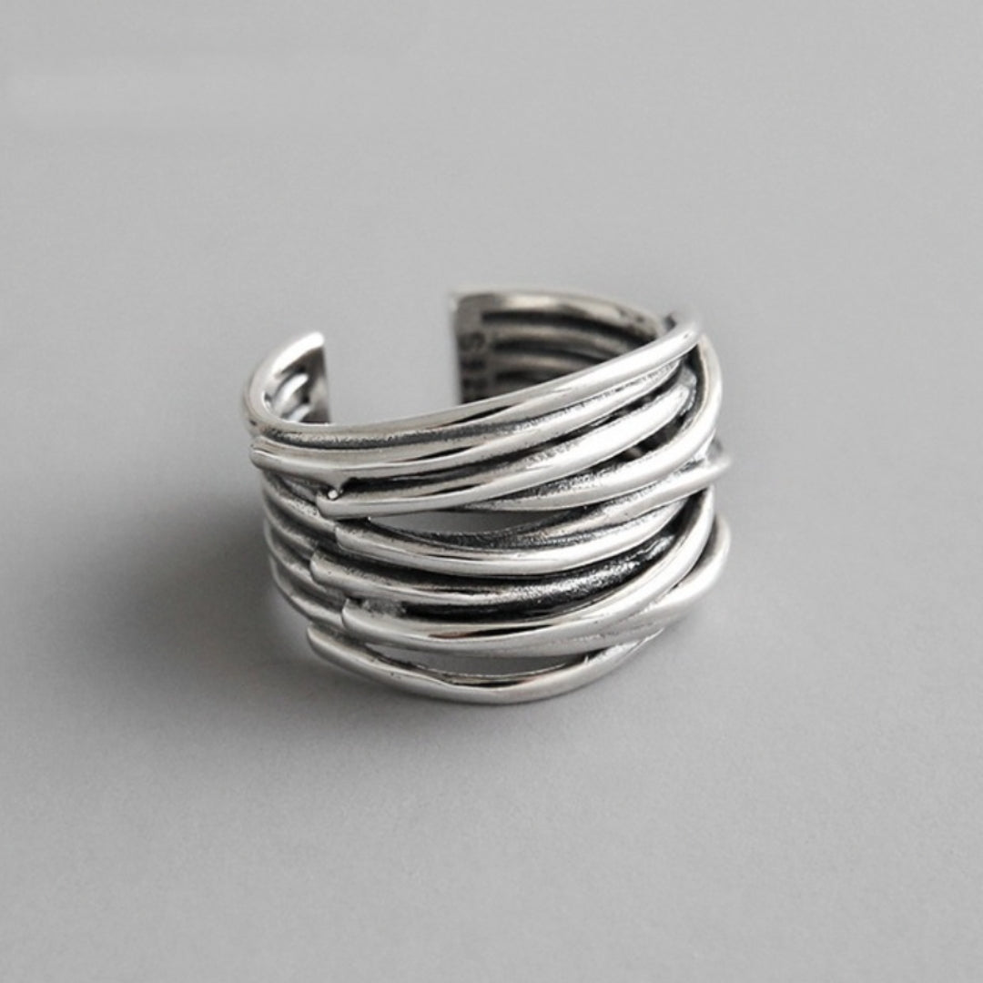 Silberner, breiter Ring mit geschwungenem Design, modischer Schmuck für Damen.