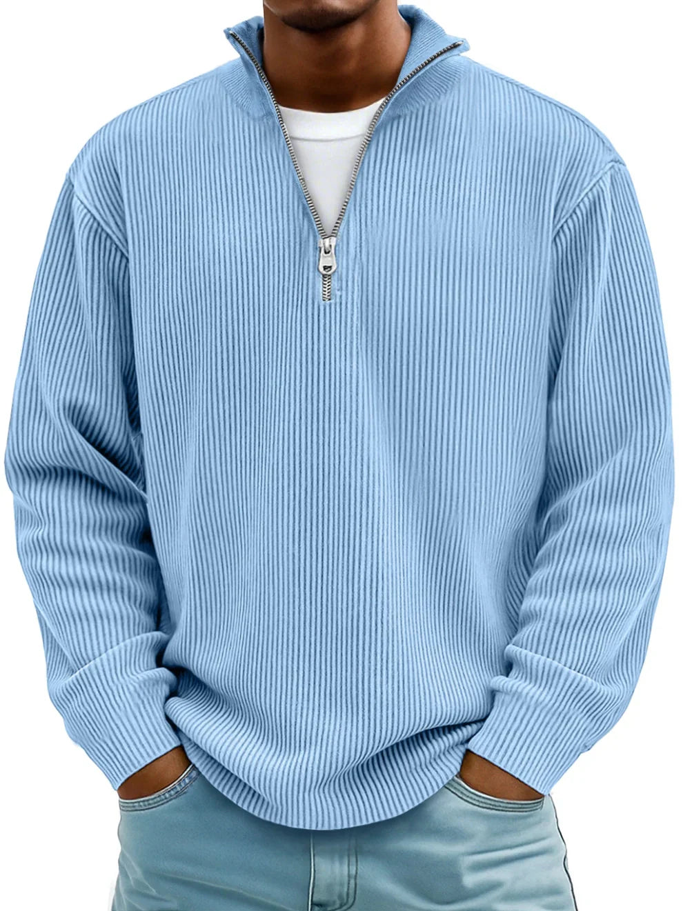 Mann trägt den gerippten Pullover in Hellblau mit Stehkragen, Reißverschluss und weißem Shirt darunter 1