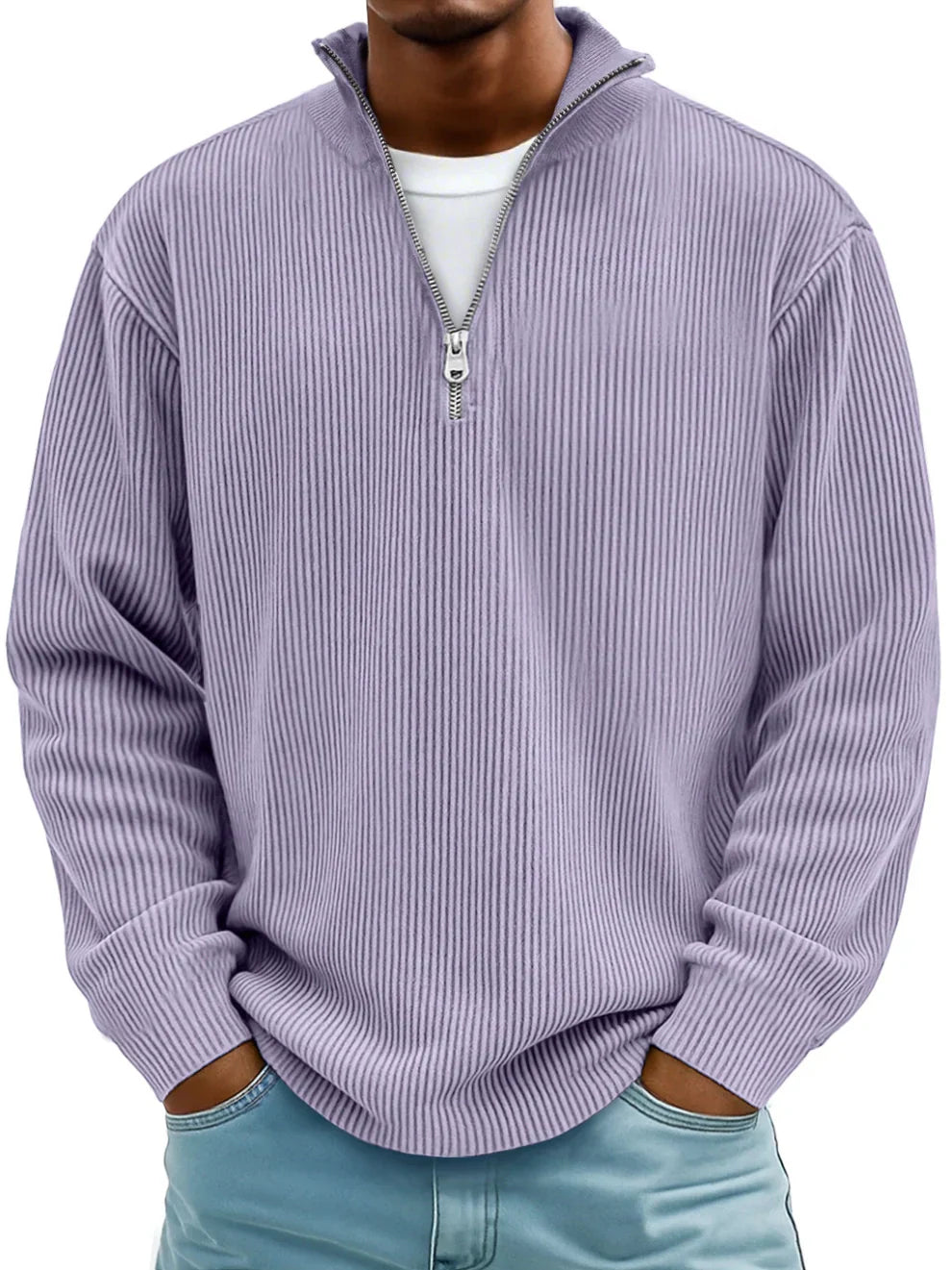 Mann trägt den gerippten Pullover in Flieder mit Stehkragen und Reißverschluss, dazu hellblaue Jeans 9
