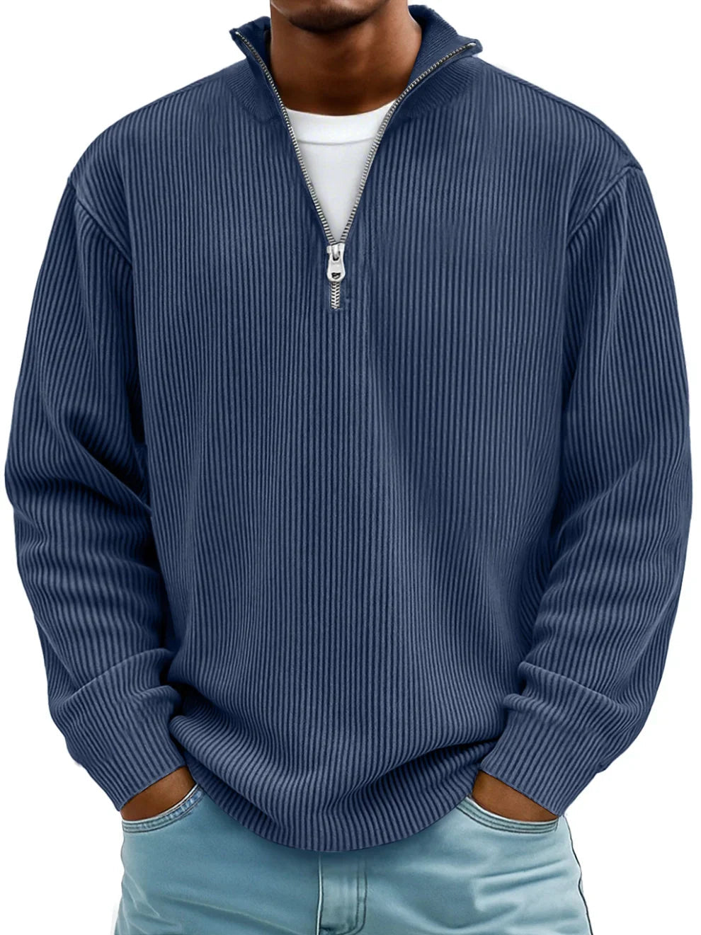 Mann trägt den gerippten Pullover in Dunkelblau mit Stehkragen, silbernem Reißverschluss und hellblauer Jeans 5