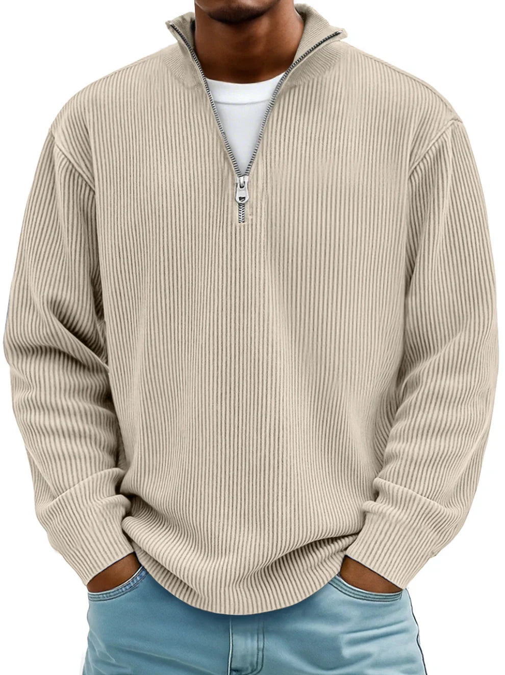 Mann trägt den gerippten Pullover in Beige mit Stehkragen und Reißverschluss, weißes Shirt schaut heraus 4
