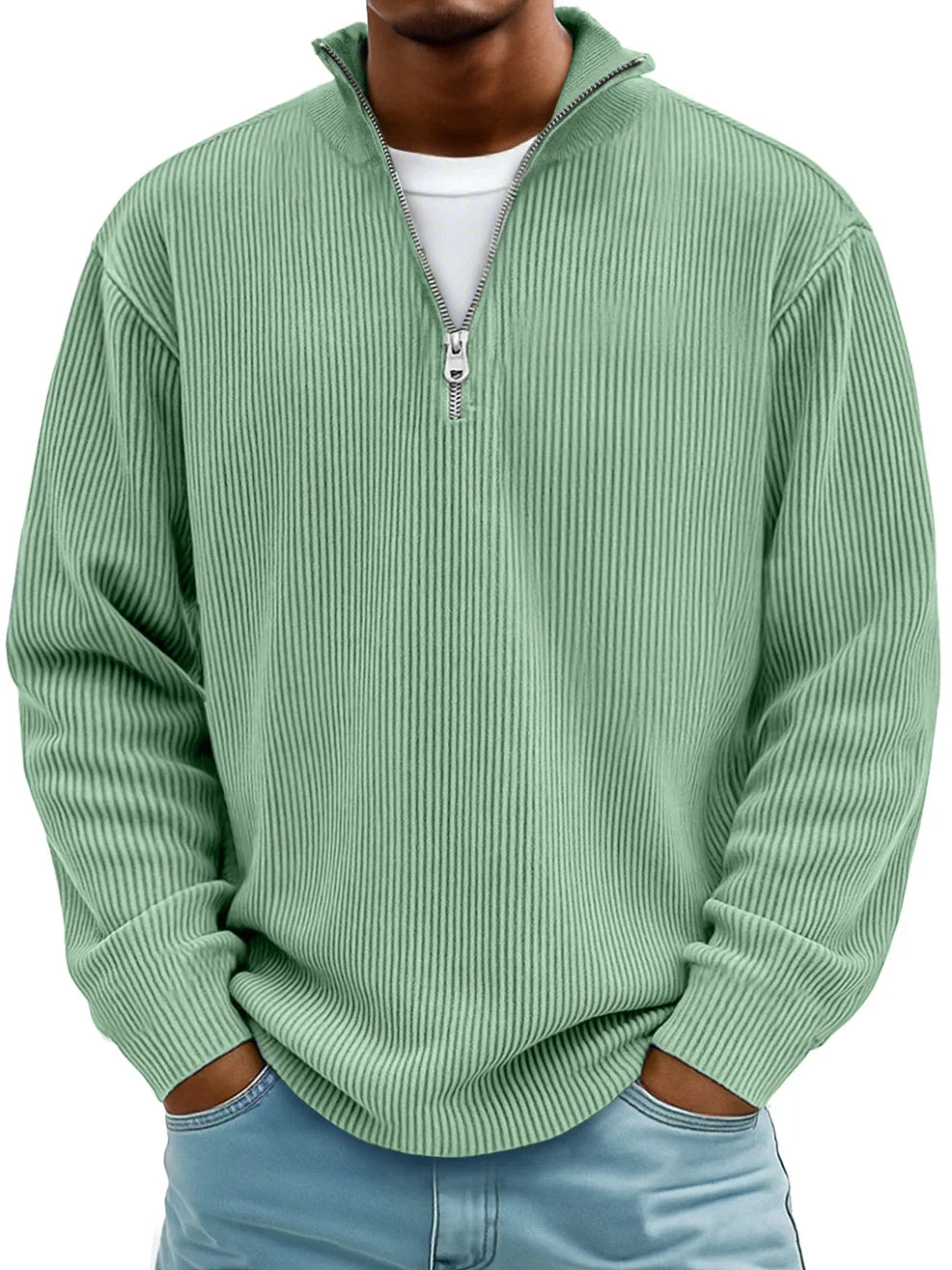 Mann trägt den gerippten Pullover in Mintgrün mit Stehkragen und Reißverschluss, kombiniert mit heller Jeans 3