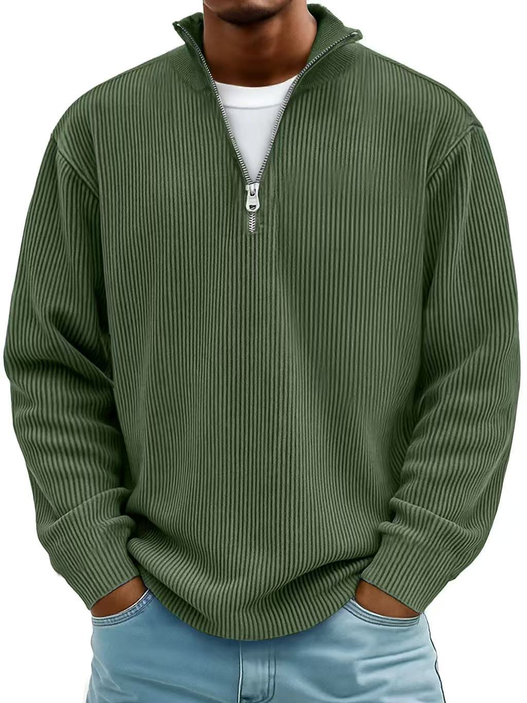 Mann trägt den gerippten Pullover in Olivgrün mit Stehkragen, Reißverschluss und weißem Shirt darunter 8
