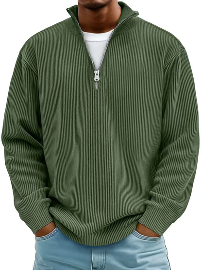 Mann trägt den gerippten Pullover in Olivgrün mit Stehkragen, Reißverschluss und weißem Shirt darunter 8