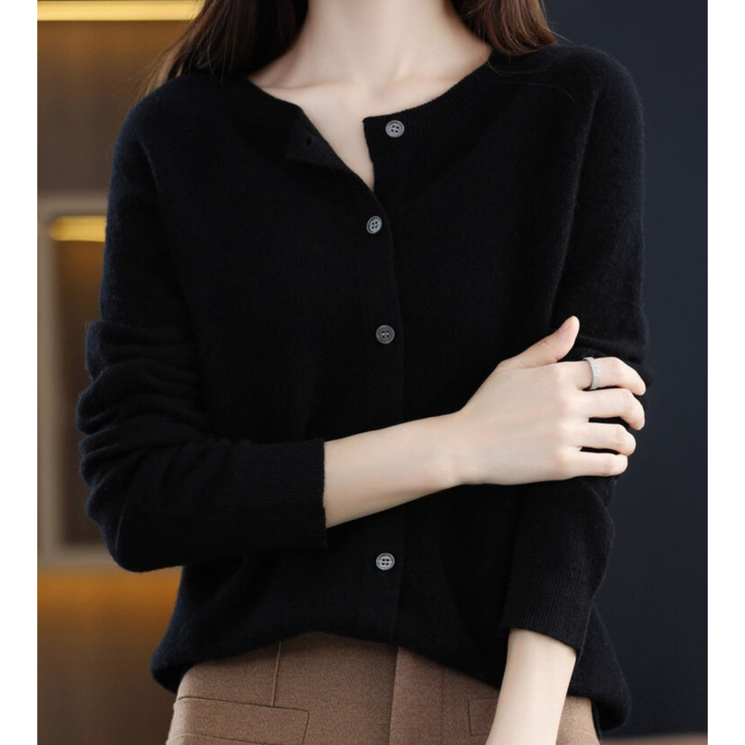 Damen Strickjacke schwarz, Knöpfe, langärmelig, elegant, Herbstmode, weiches Material.