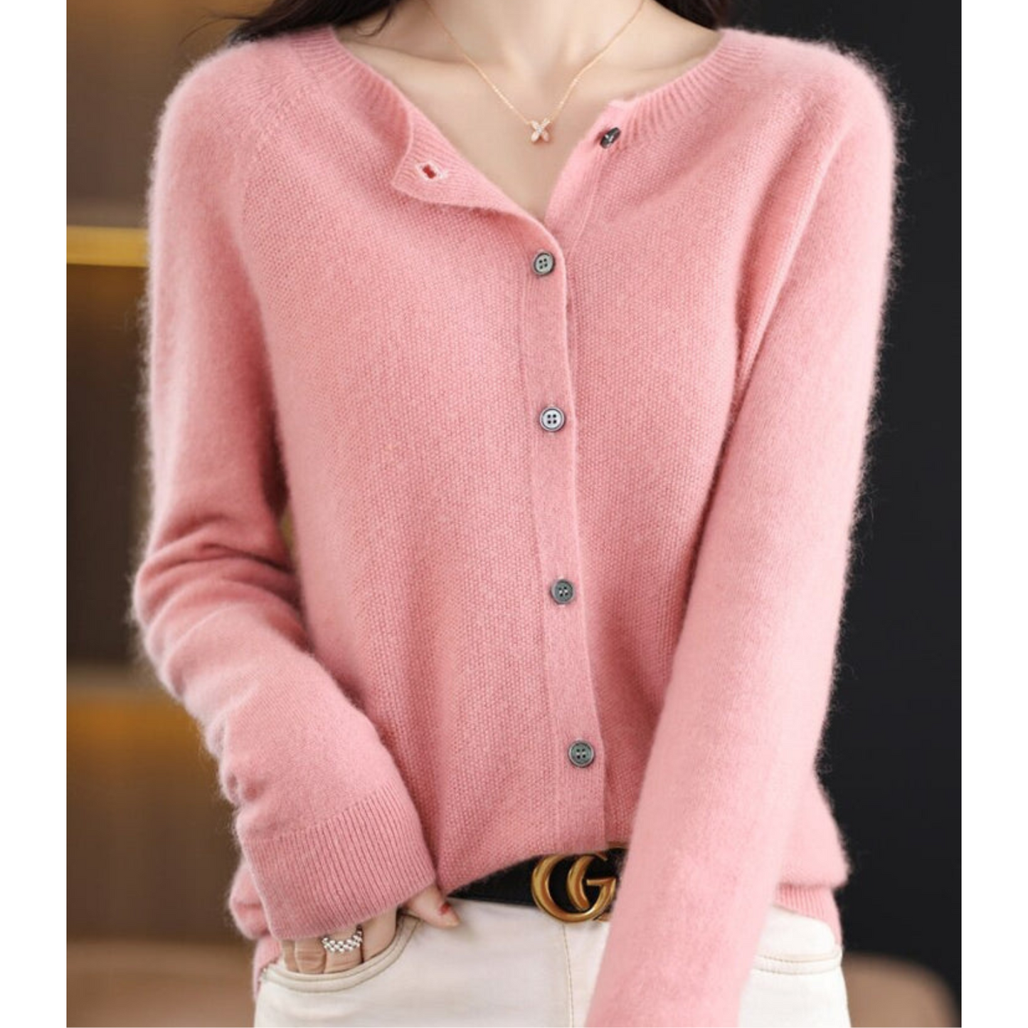 Damen Strickjacke rosa, Knöpfe, weiches Material, modisch, elegant, Herbstmode.