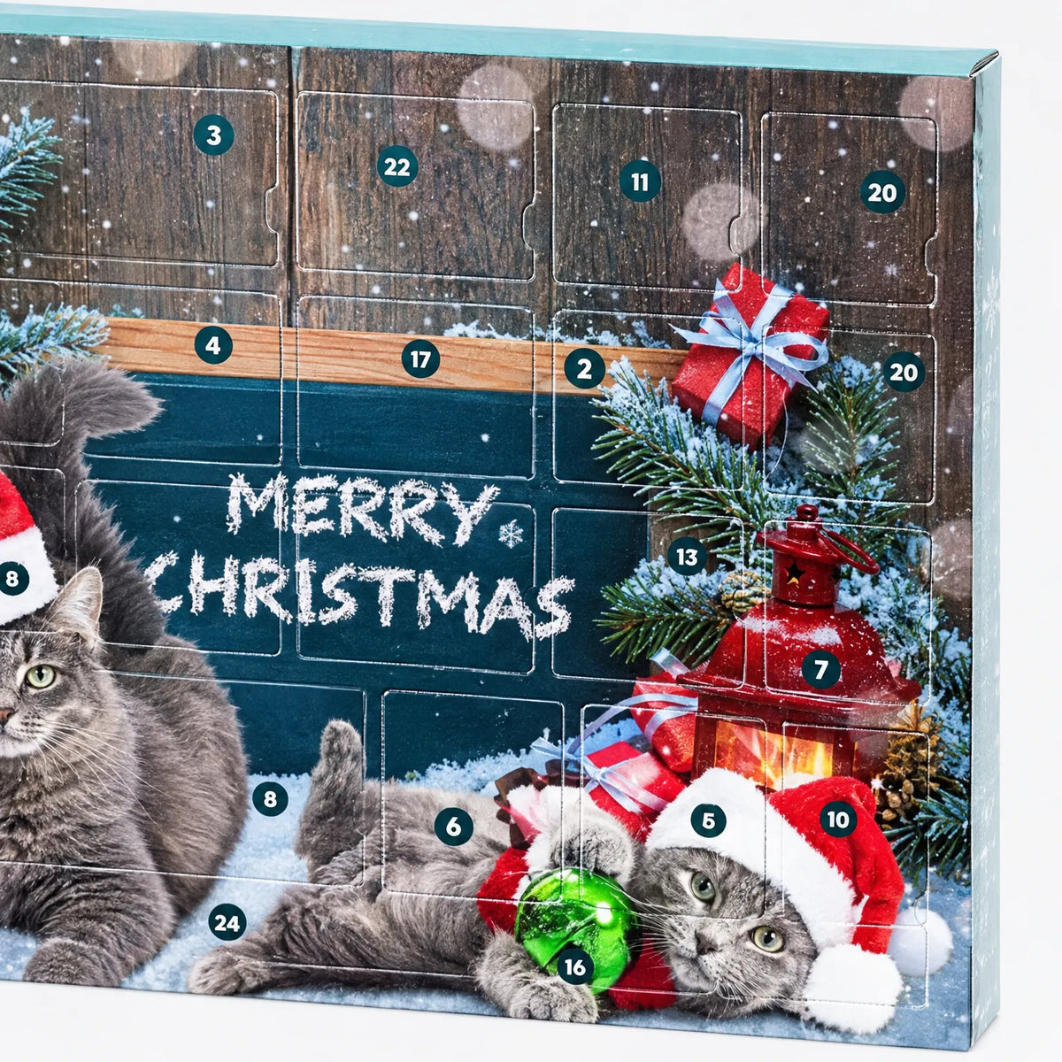 Nahaufnahme der Kartonvorderseite mit nummerierten Türchen und Weihnachtsmotiv aus Katzen mit Weihnachtsmützen, Laterne, Geschenken und Tannenzweigen. 3