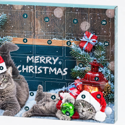 Nahaufnahme der Kartonvorderseite mit nummerierten Türchen und Weihnachtsmotiv aus Katzen mit Weihnachtsmützen, Laterne, Geschenken und Tannenzweigen. 3