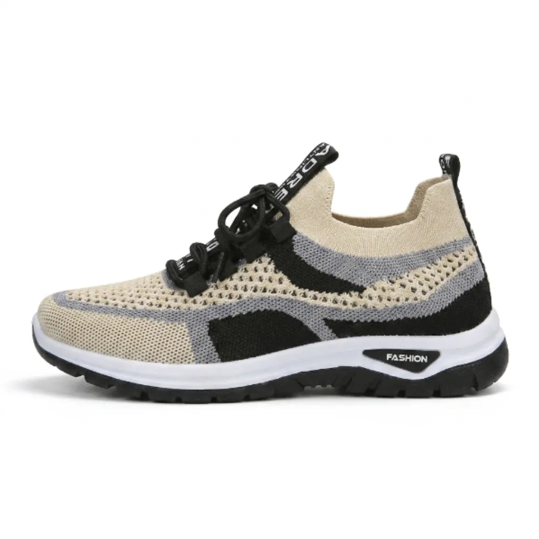 Seitenansicht eines beigen Mesh-Sneakers mit schwarzen und grauen Akzenten, schwarzen Schnürsenkeln, weißer Zwischensohle und schwarzer Laufsohle. 37