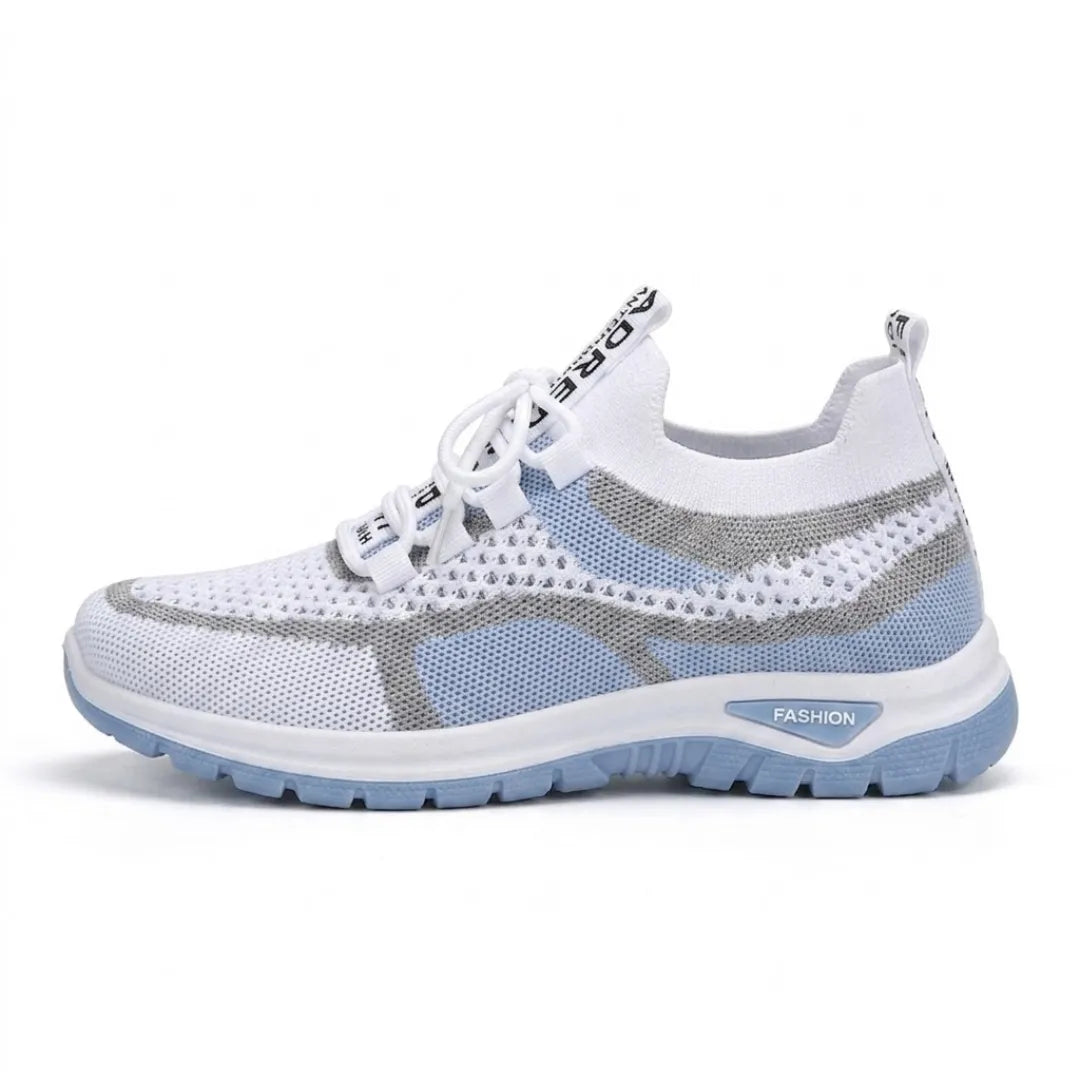 Seitenansicht eines weißen Mesh-Sneakers mit hellblauen Akzenten, grauen Linien und hellblauer Sohle auf weißem Hintergrund 1
