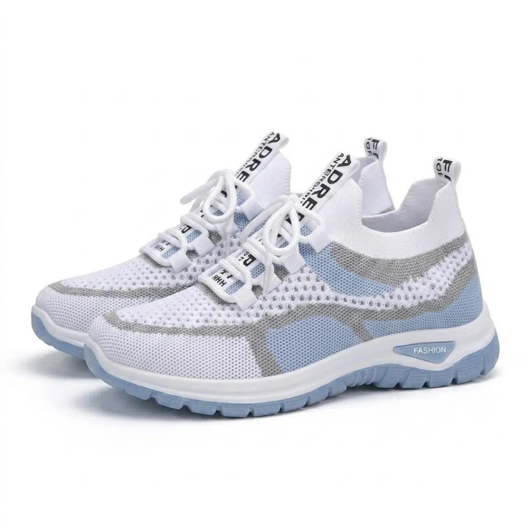 Paar weißer Mesh-Sneaker mit hellblauen Details und Schnürung in leicht schräger Ansicht auf weißem Hintergrund 7