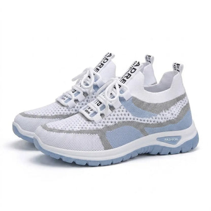Paar weißer Mesh-Sneaker mit hellblauen Details und Schnürung in leicht schräger Ansicht auf weißem Hintergrund 7
