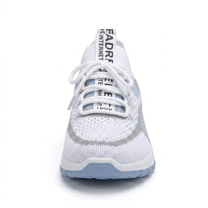 Frontansicht eines weißen Mesh-Sneakers mit Schnürung, Zungenband und hellblauer Sohle 8