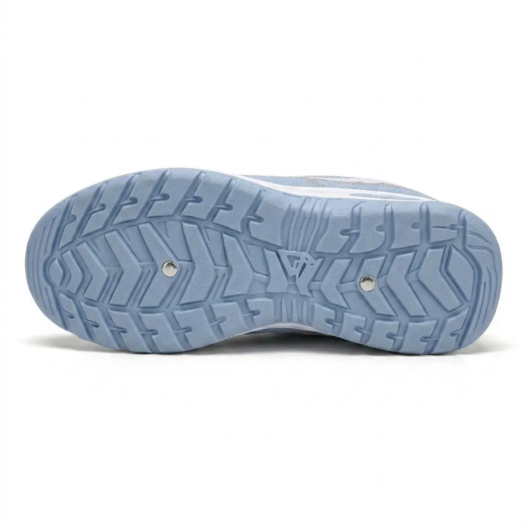 Profilierte hellblaue Laufsohle des Sneakers von unten mit Chevron-Muster und zwei metallischen Punkten 9