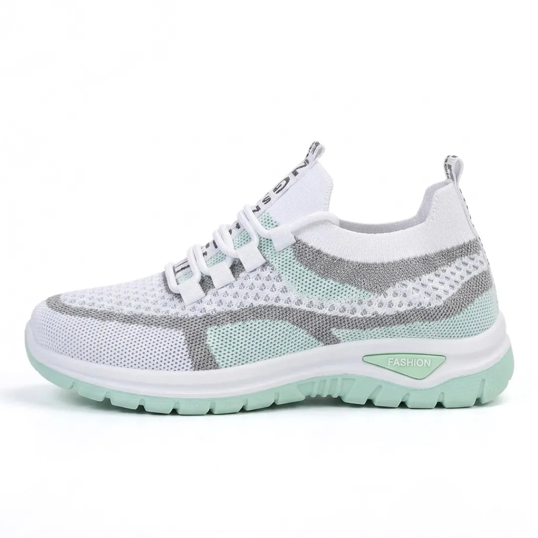 Seitenansicht des Mesh-Sneakers in Weiß mit mintgrünen Akzenten, grauen Linien und mintgrüner Sohle 10