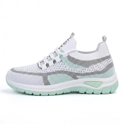 Seitenansicht des Mesh-Sneakers in Weiß mit mintgrünen Akzenten, grauen Linien und mintgrüner Sohle 10