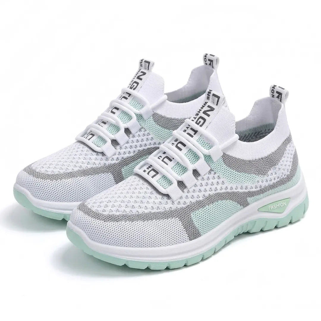 Paar weißer Mesh-Sneaker mit mintgrünen Details und Gummischlaufen statt klassischer Schnürung in schräger Ansicht 16