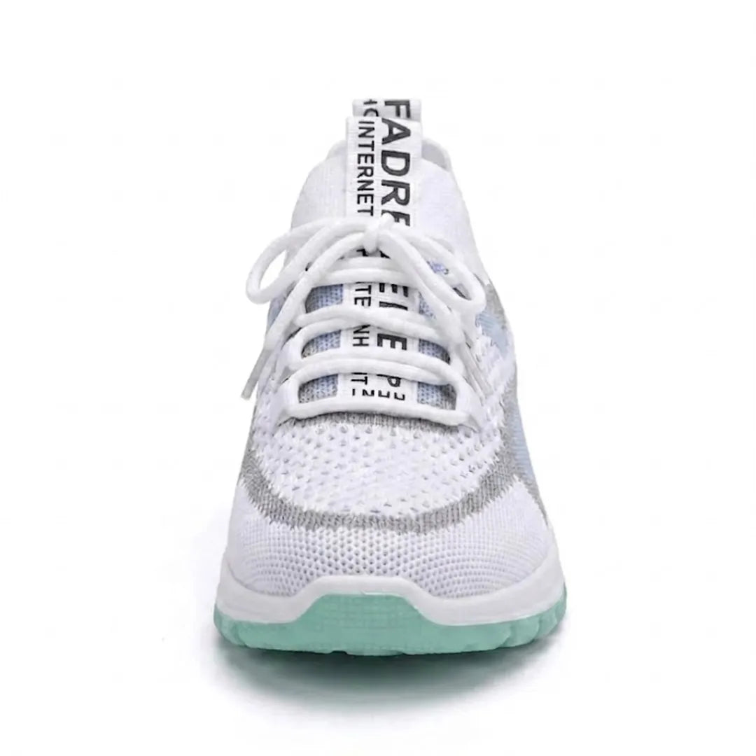 Frontansicht eines weißen Mesh-Sneakers mit Schnürung und mintgrüner Sohle 17