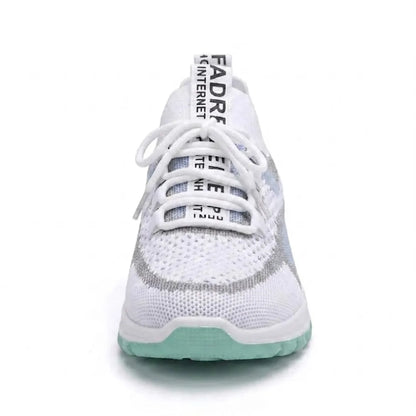 Frontansicht eines weißen Mesh-Sneakers mit Schnürung und mintgrüner Sohle 17