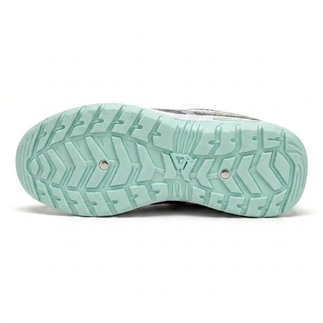 Profilierte mintgrüne Laufsohle des Sneakers von unten mit Chevron-Muster und zwei metallischen Punkten 18