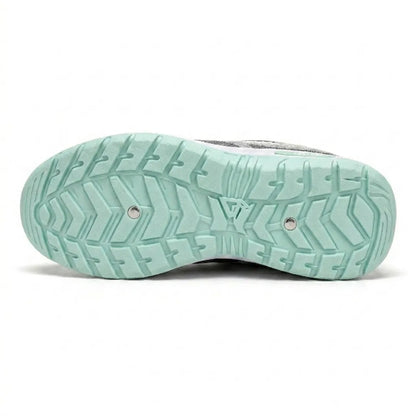 Profilierte mintgrüne Laufsohle des Sneakers von unten mit Chevron-Muster und zwei metallischen Punkten 18