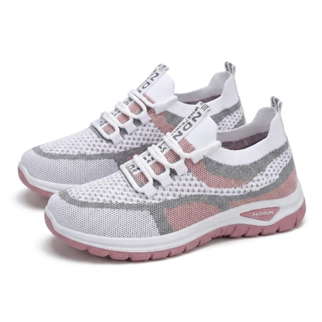 Paar weiß-rosa Mesh-Sneaker mit grauen Akzenten und rosa Sohle, schräg von der Seite auf weißem Hintergrund. 25