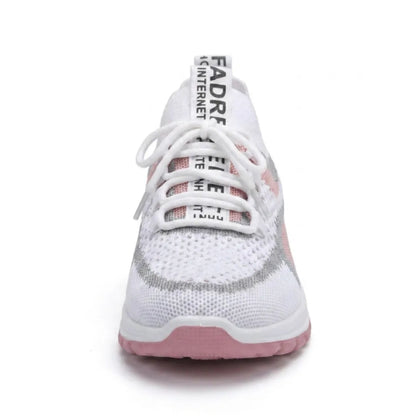 Frontalansicht des weiß-rosa Mesh-Sneakers mit Schnürung und bedrucktem Band an der Zunge, rosa Sohle sichtbar. 26