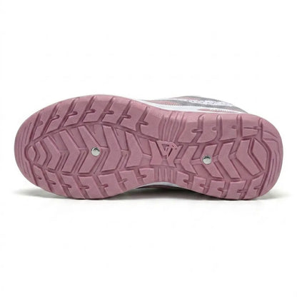 Profilsohle des rosa Sneakers von unten, mit tiefem rutschfestem Muster und zwei kleinen Metallnieten. 27