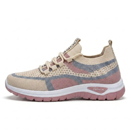 Seitenansicht eines beigen Mesh-Sneakers mit rosa und blaugrauen Akzenten, weißer Zwischensohle und rosa Laufsohle. 28