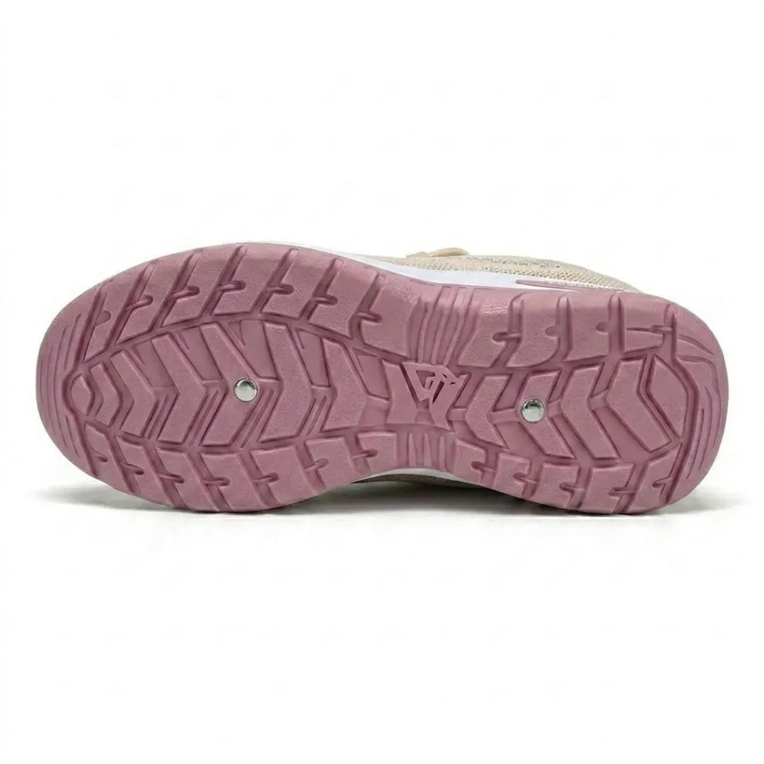 Profilsohle des beigen Sneakers von unten, mit rosa rutschfestem Muster und zwei kleinen Metallnieten. 36
