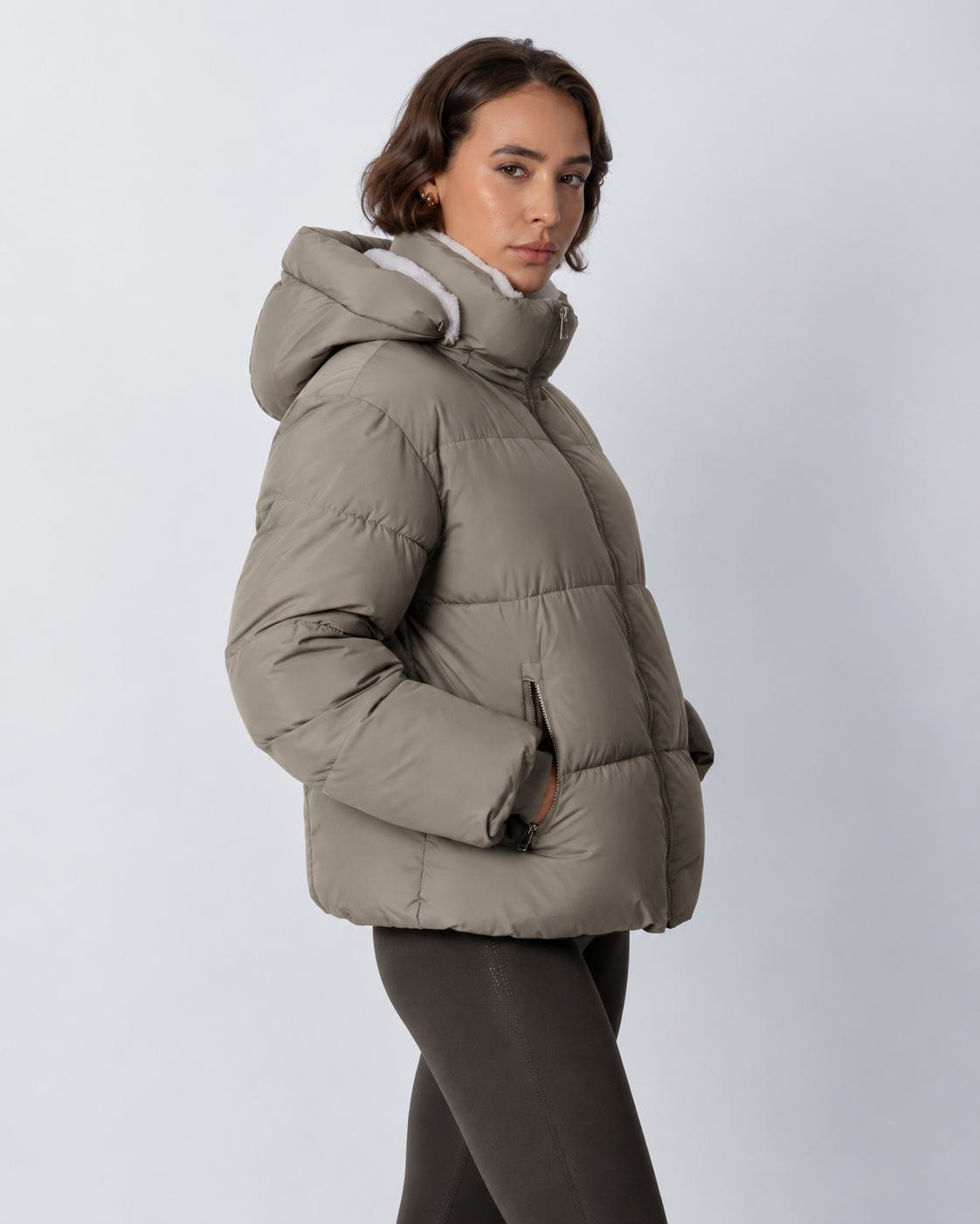 Seitenansicht der taupefarbenen Jacke mit Kapuze und Fleecefutter, Hand in der Seitentasche 19