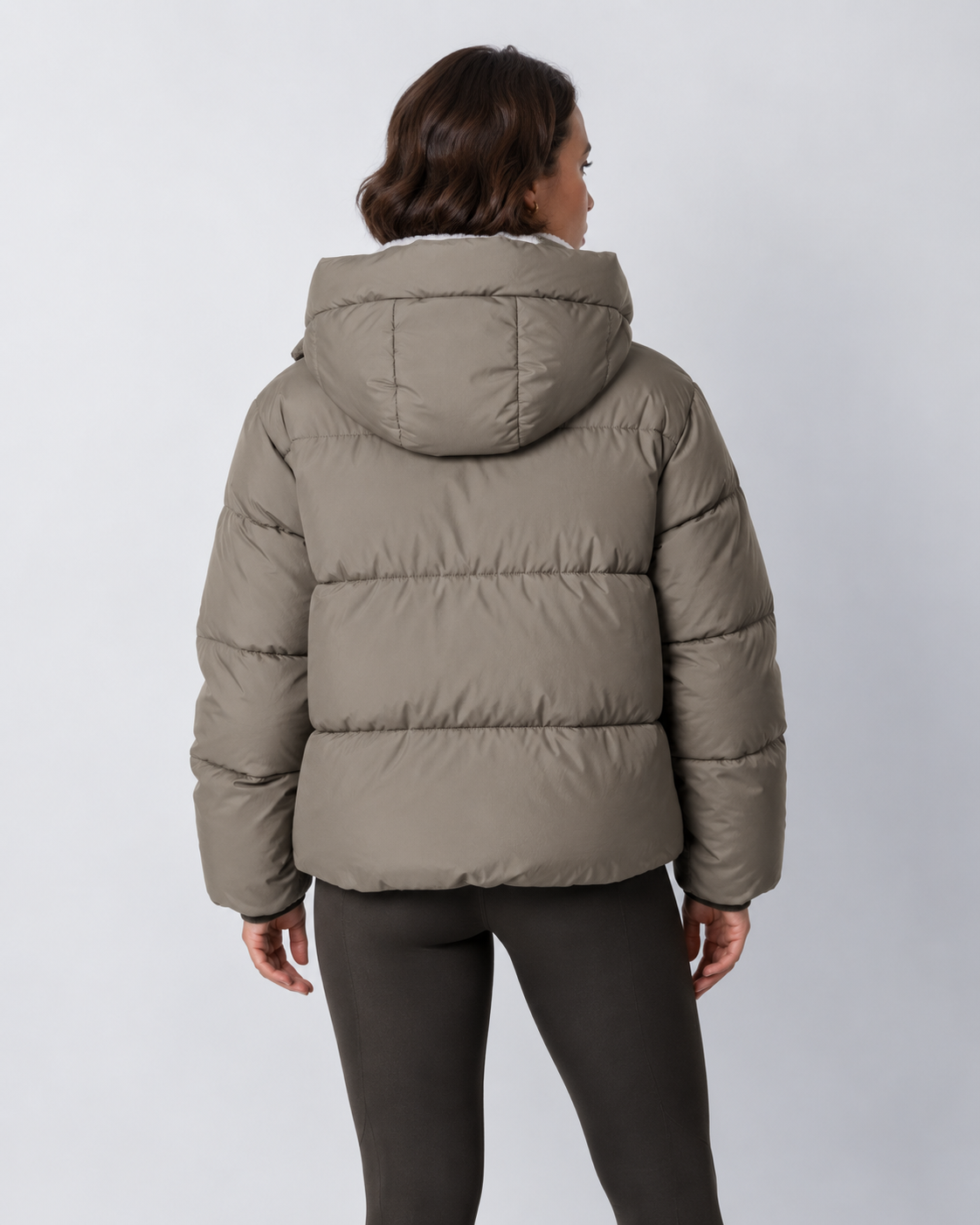 Rückansicht der taupefarbenen Steppjacke mit Kapuze und breiten horizontalen Steppnähten 20