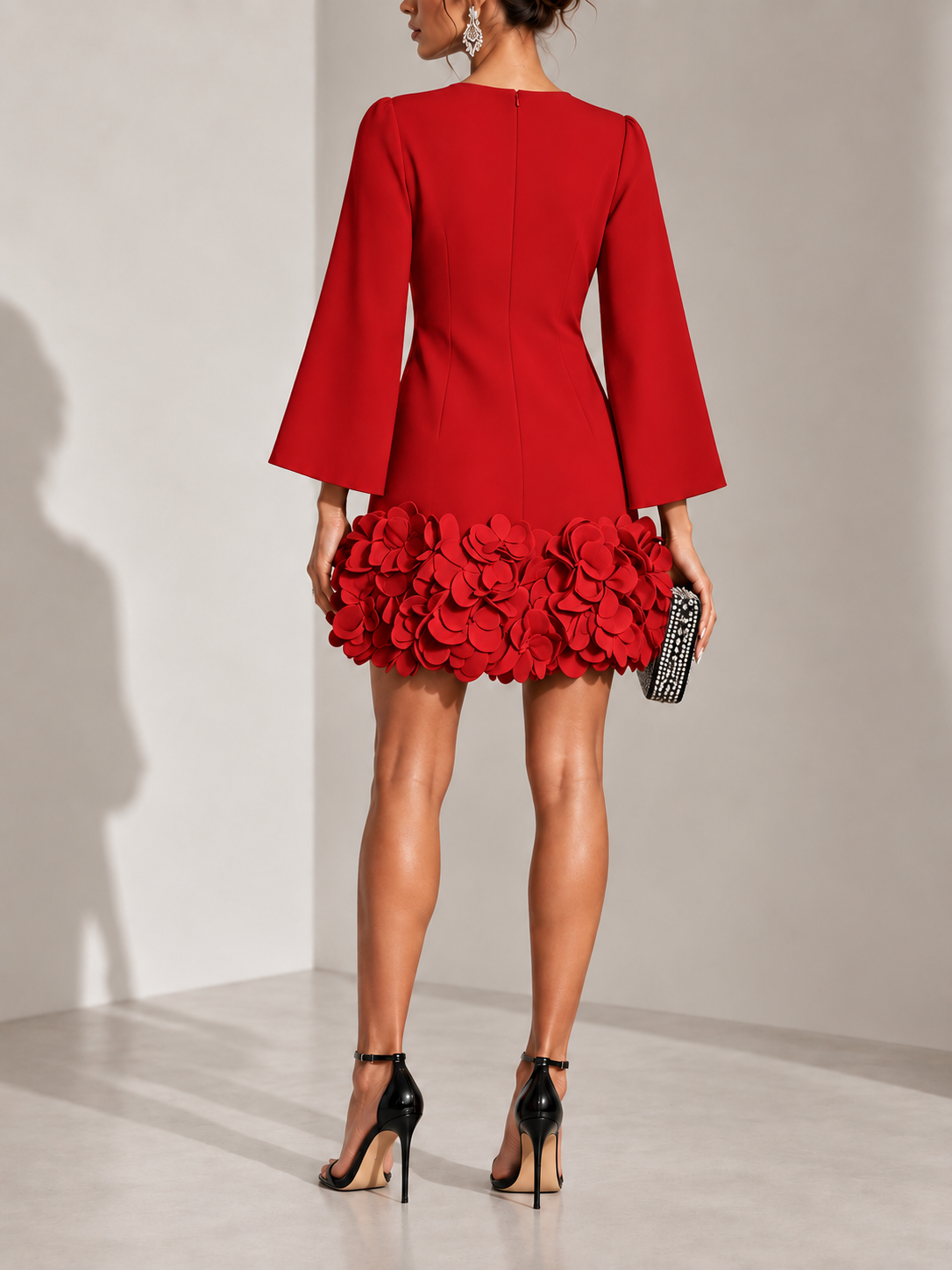 Rotes Kleid von hinten mit Rückenreißverschluss, weit ausgestellten Ärmeln und üppigem Blütenbesatz am Saum. 15