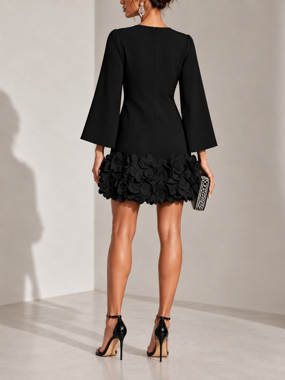 Schwarzes Kleid von hinten mit Reißverschluss im Rücken, weit ausgestellten Ärmeln und dichtem 3D-Blumensaum. 3
