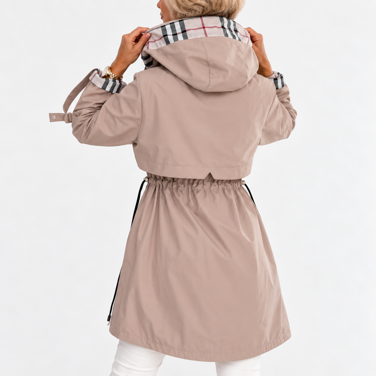 Rückansicht der beigen Jacke mit aufgesetzter Kapuze, gerafftem Taillenzug und kariertem Innenfutter an Kapuze und Ärmelaufschlägen. 3