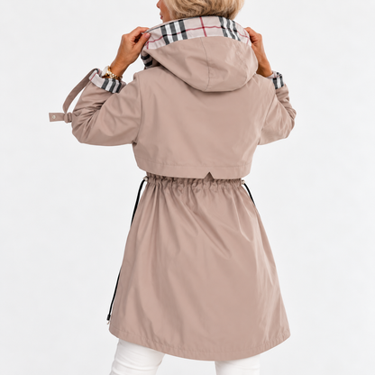 Rückansicht der beigen Jacke mit aufgesetzter Kapuze, gerafftem Taillenzug und kariertem Innenfutter an Kapuze und Ärmelaufschlägen. 3