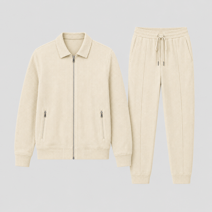 Beiges Set als Flat Lay: Jacke mit Reißverschluss und Bündchen neben Hose mit Kordelzug und Beinbündchen 6