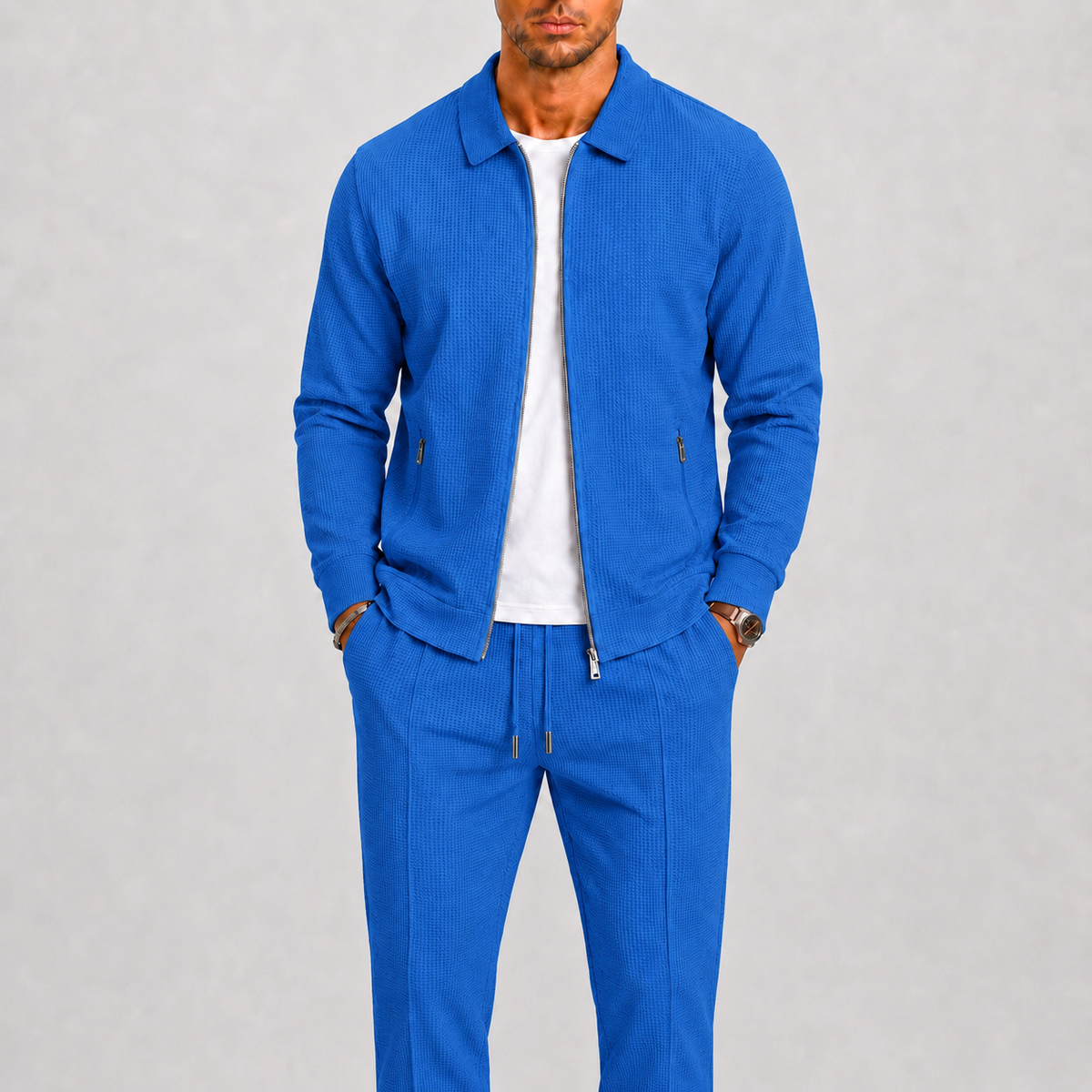 Leuchtend blaue Variante des Sets, getragen vom Model mit offener Jacke und weißem Shirt darunter 5