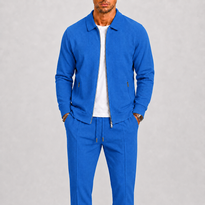 Leuchtend blaue Variante des Sets, getragen vom Model mit offener Jacke und weißem Shirt darunter 5