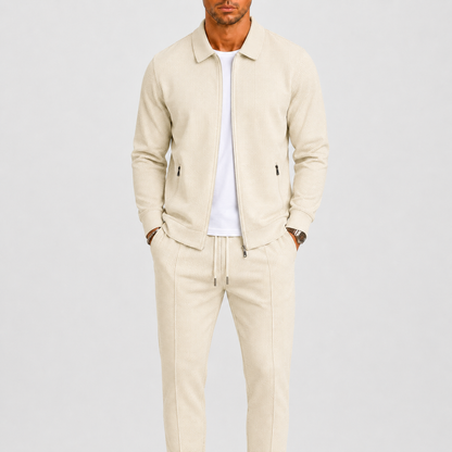 Model trägt das beige Set mit offener Waffelstrick-Jacke über weißem T-Shirt, Hände in den Taschen 1