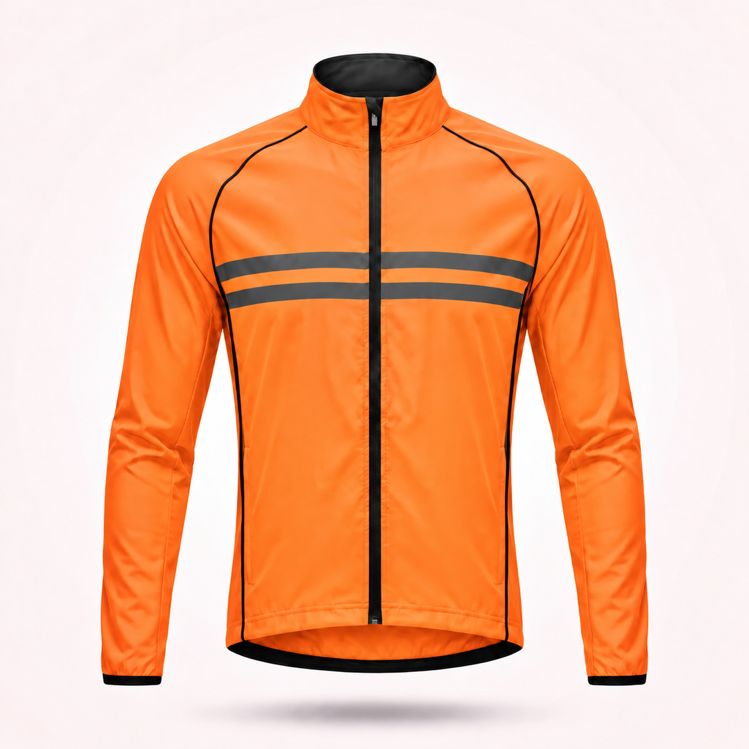 Orange Jacke von vorn mit Stehkragen, schwarzem Reißverschluss und zwei grauen reflektierenden Streifen auf der Brust. 15