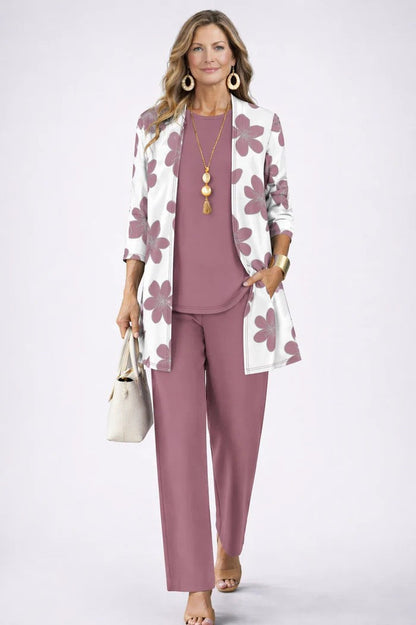 Model in Altrosa mit weißem Cardigan mit großen Blüten, passendem Top und weiter Hose 11