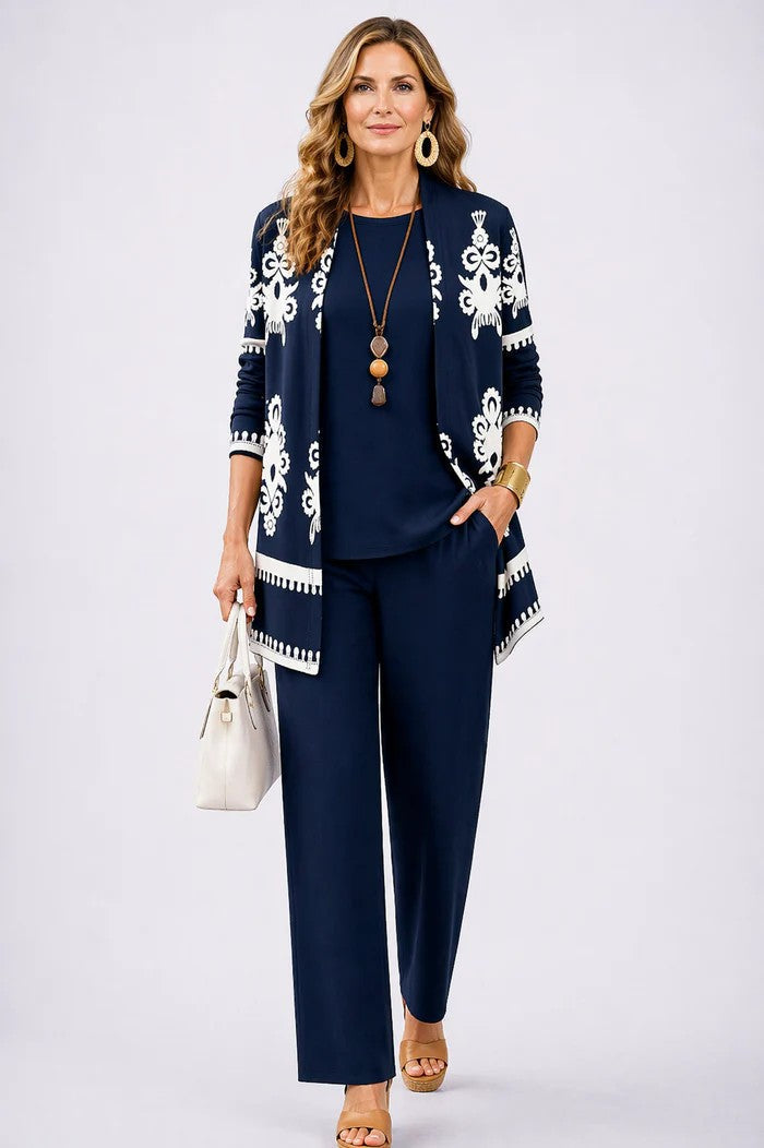 Frau im marineblauen Set mit weißem Ornamentdruck auf der offenen Strickjacke 7