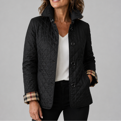 Schwarze Steppjacke mit umgeschlagenen karierten Ärmelbündchen, getragen über weißem Oberteil und schwarzer Hose 3