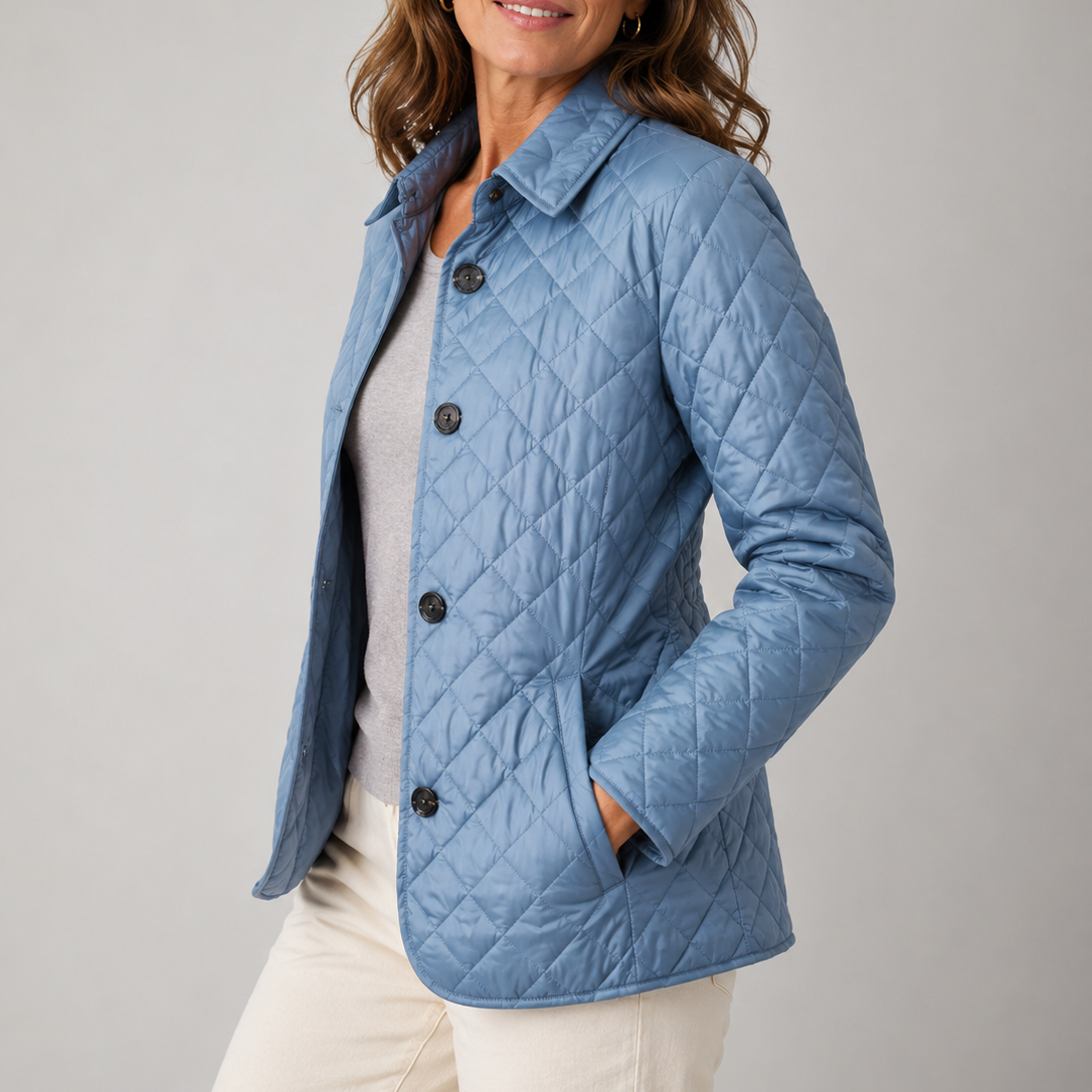 Hellblaue Steppjacke mit Knopfleiste in seitlicher Ansicht, Hand in der Tasche, über grauem Pullover und heller Hose 4