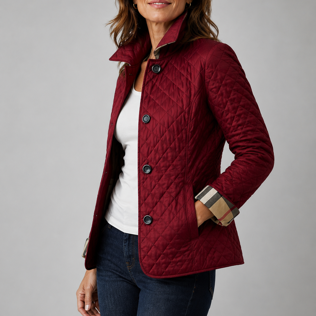 Weinrote Steppjacke mit hochgestelltem Kragen und karierten Ärmelbündchen, seitlich getragen über weißem Shirt und Jeans 5